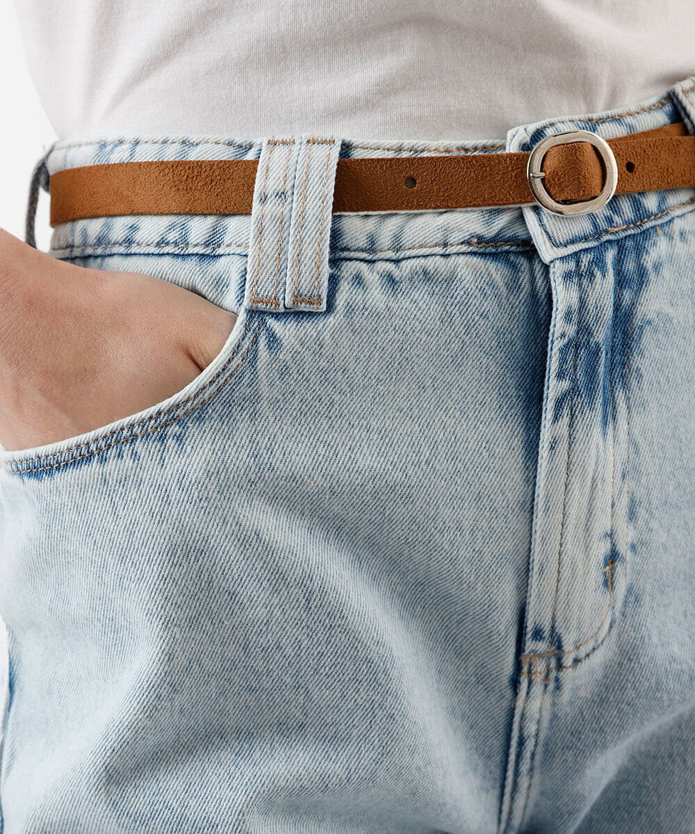 shorts mom feminino em jeans com cinto azul