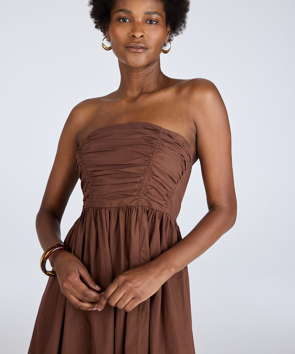 vestido midi feminino sem alça com pregas marrom