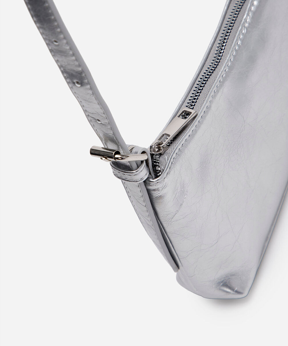 bolsa baguete com fivela metalizada prateada