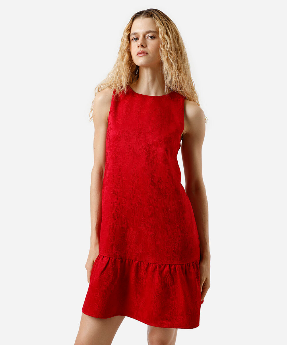 vestido curto feminino de jacquard com recorte texturizado vermelho