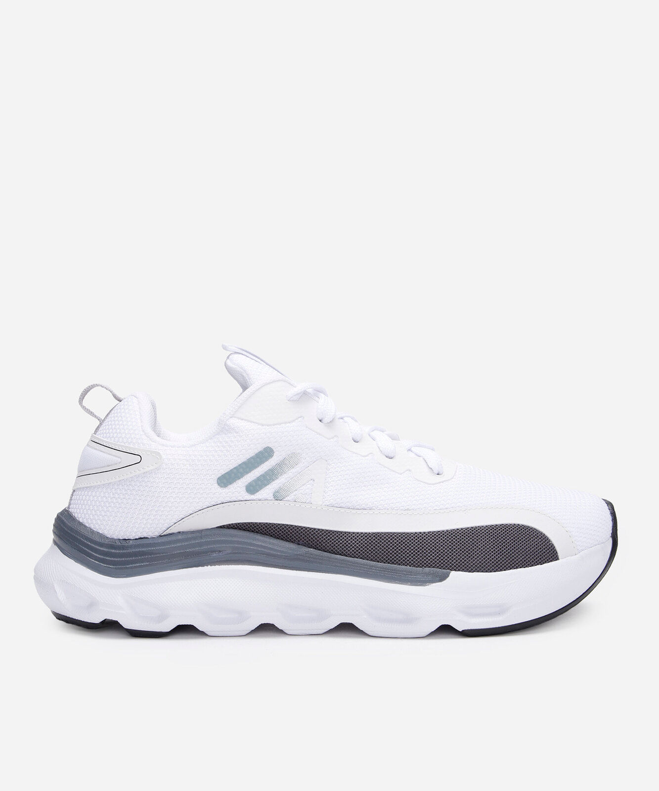 tênis esportivo com recortes branco
