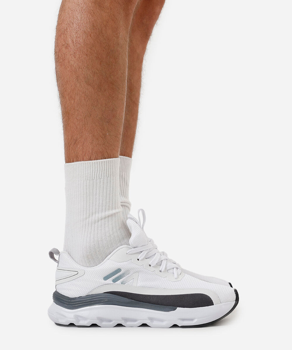 tênis esportivo com recortes branco