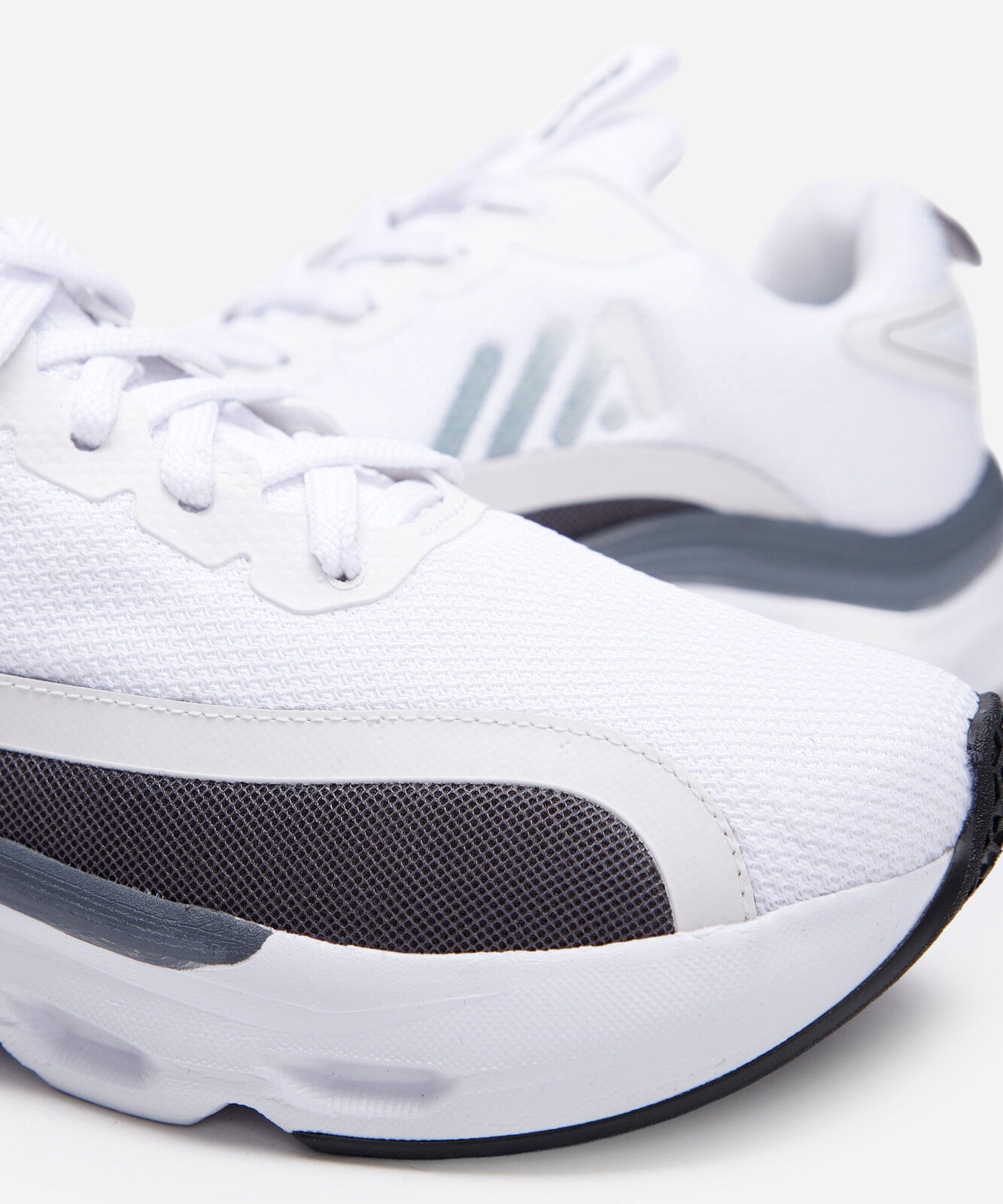 tênis esportivo com recortes branco