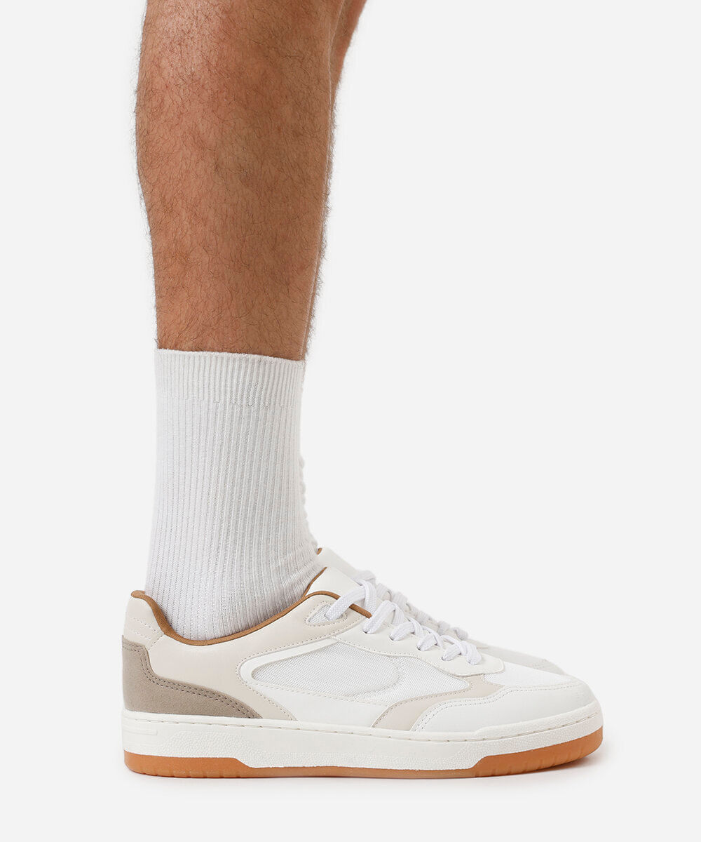 tênis casual com recortes branco