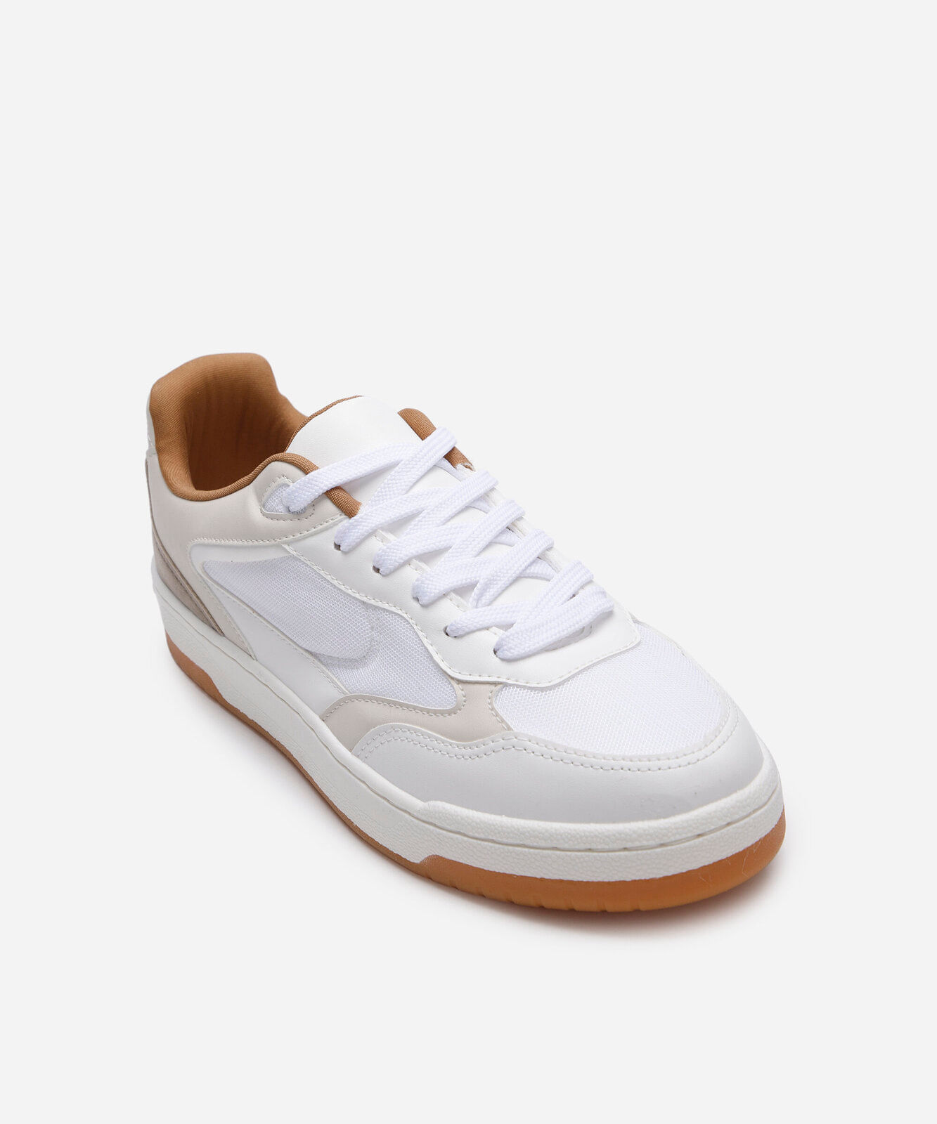 tênis casual com recortes branco
