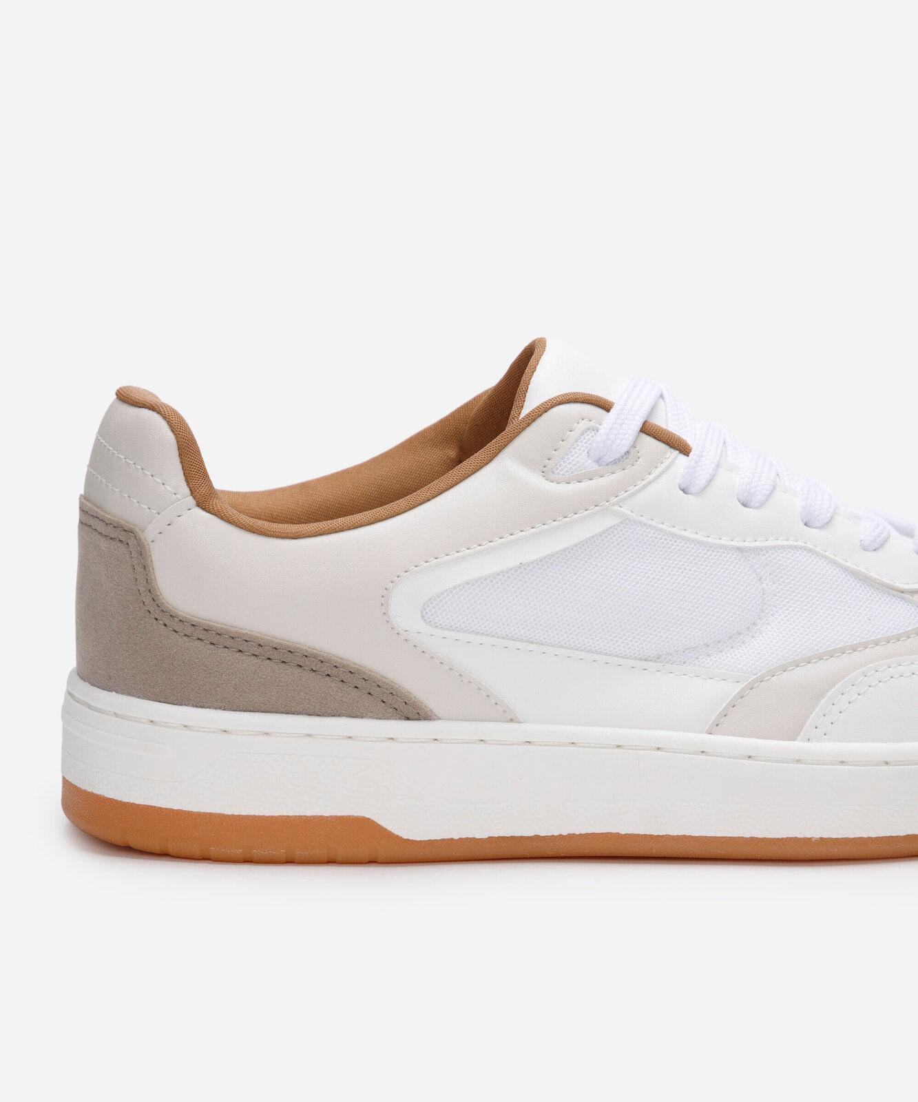 tênis casual com recortes branco