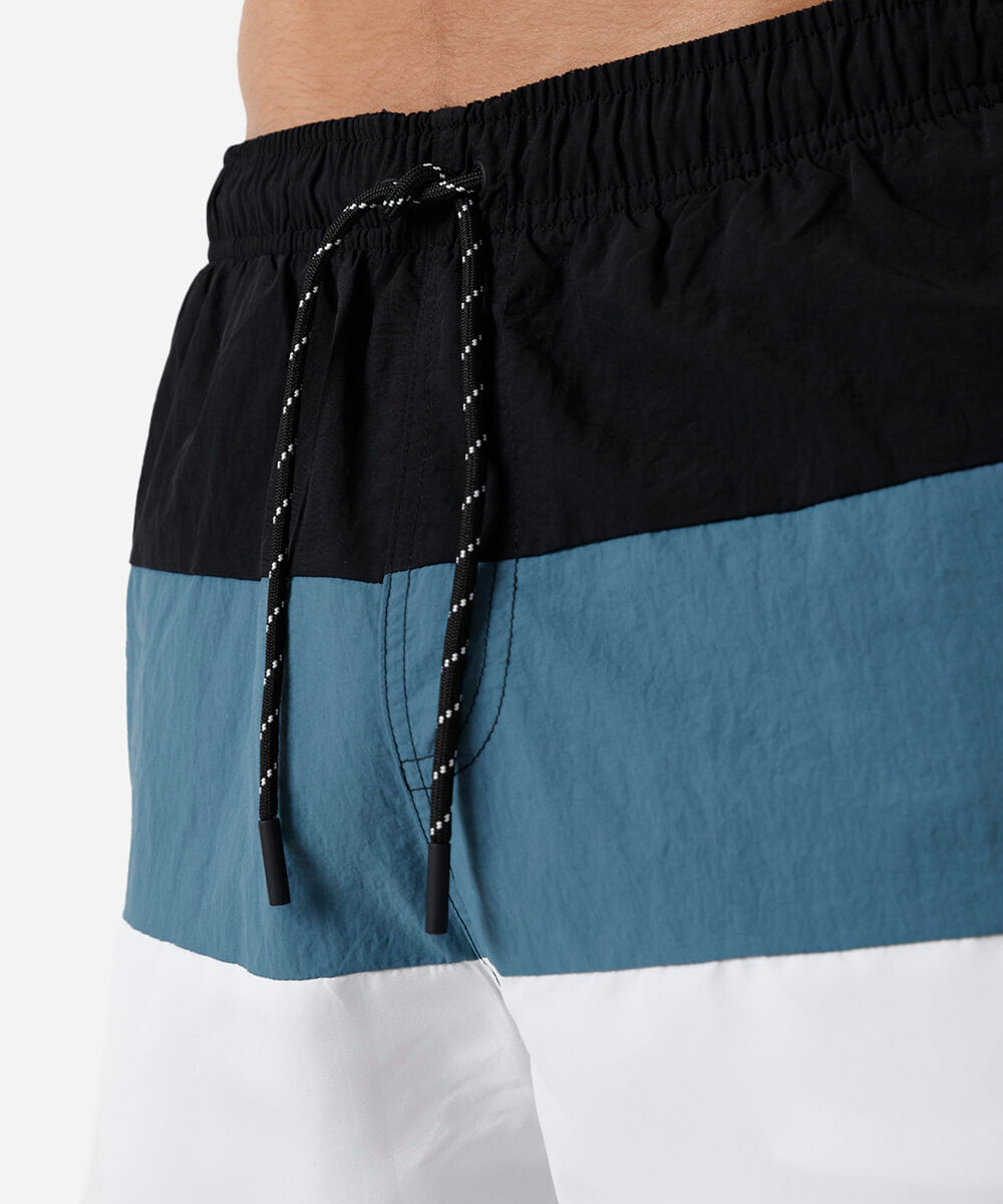 short masculino de poliamida com recortes cós elástico preto