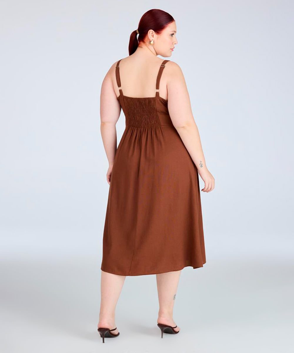 vestido midi com linho e fenda plus size marrom