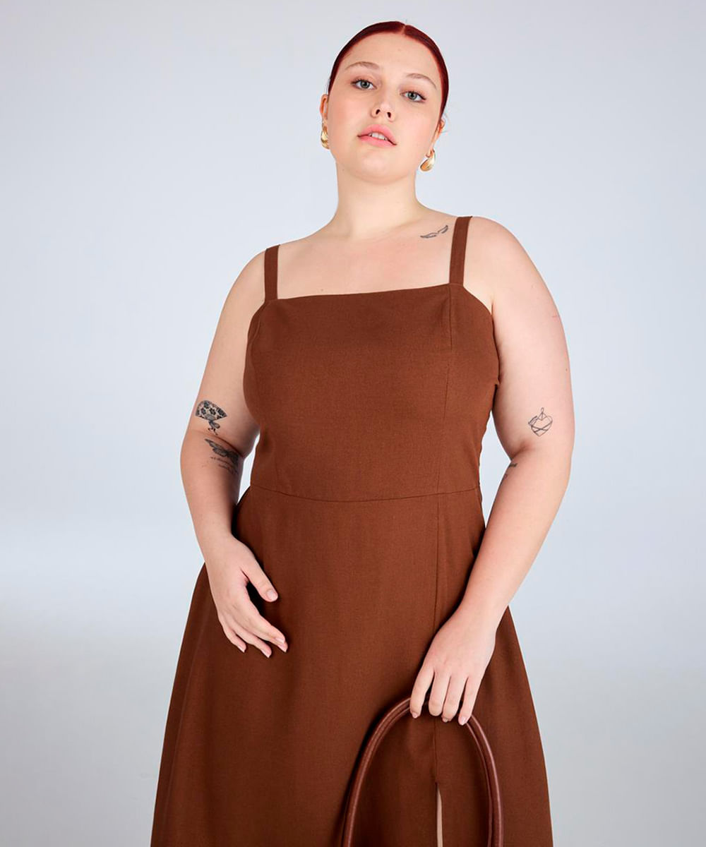 vestido midi com linho e fenda plus size marrom