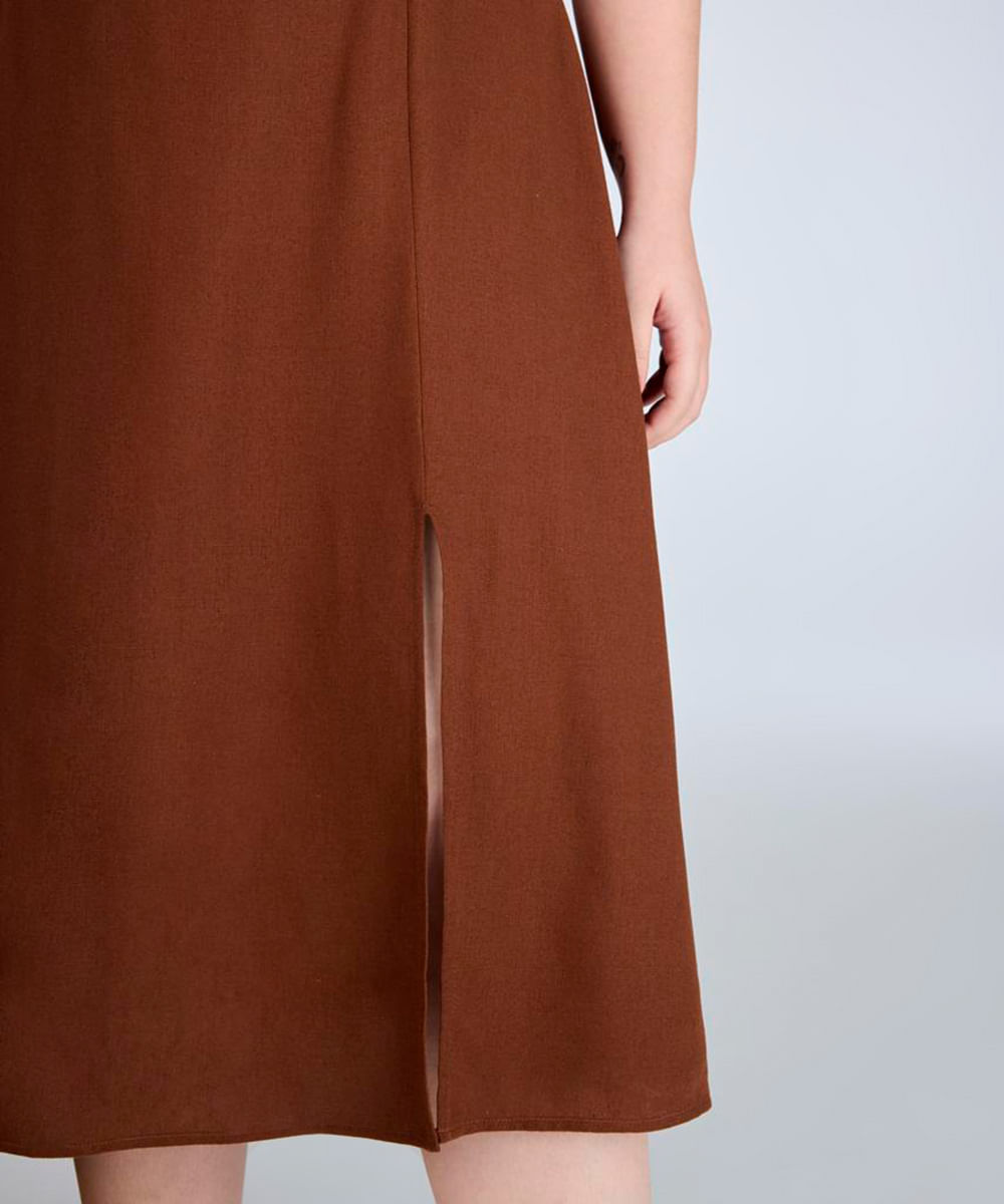 vestido midi com linho e fenda plus size marrom