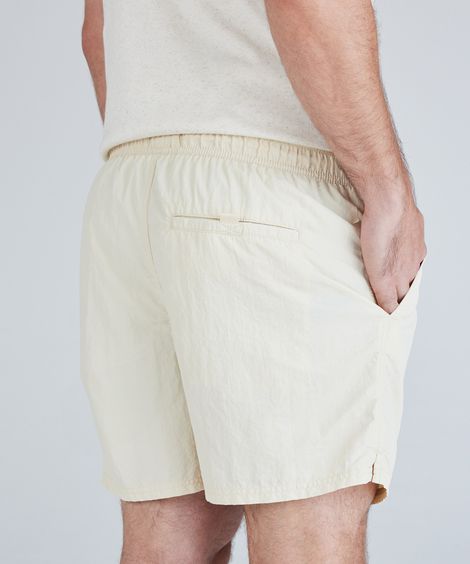 short masculino com bolsos e cordão bege