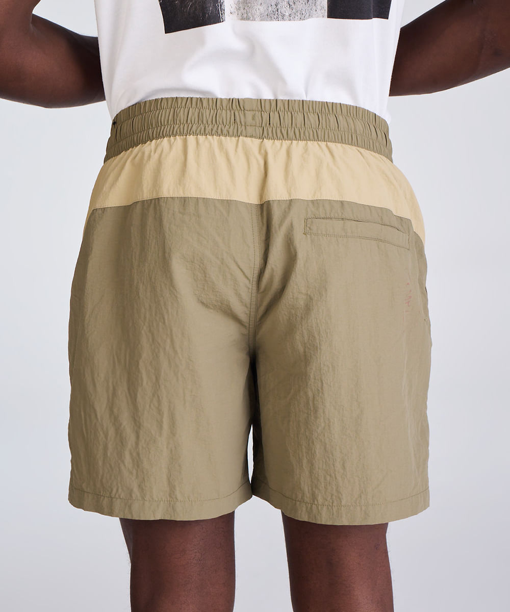 short reto masculino de poliamida com recortes verde