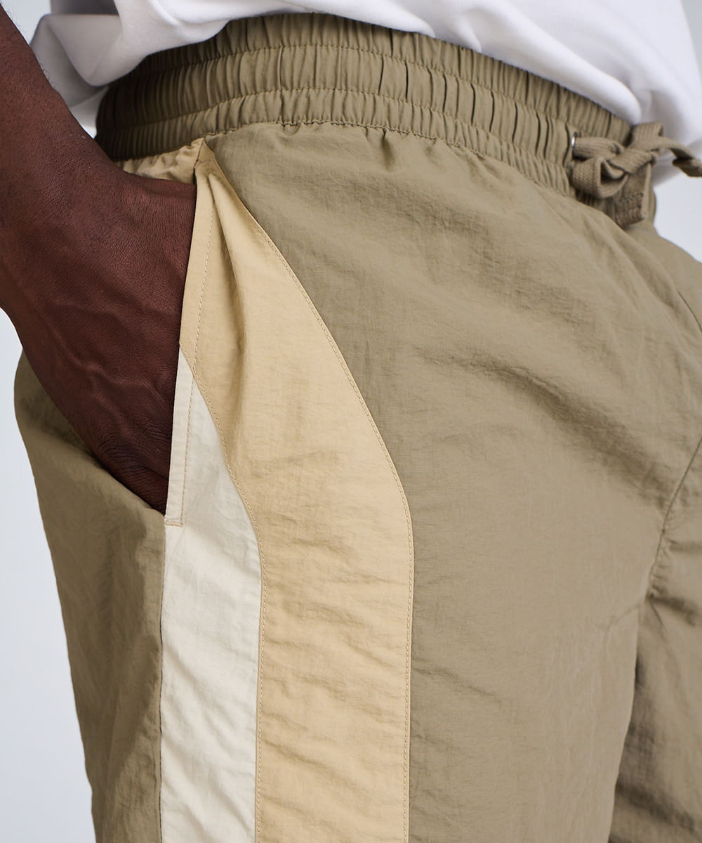 short reto masculino de poliamida com recortes verde