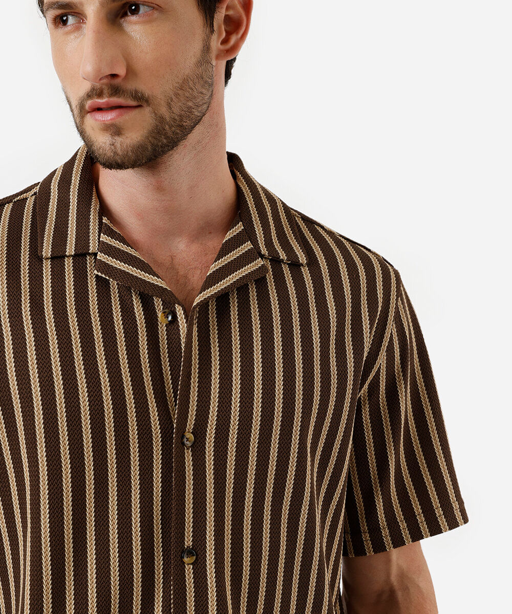 camisa masculina manga curta listrada marrom