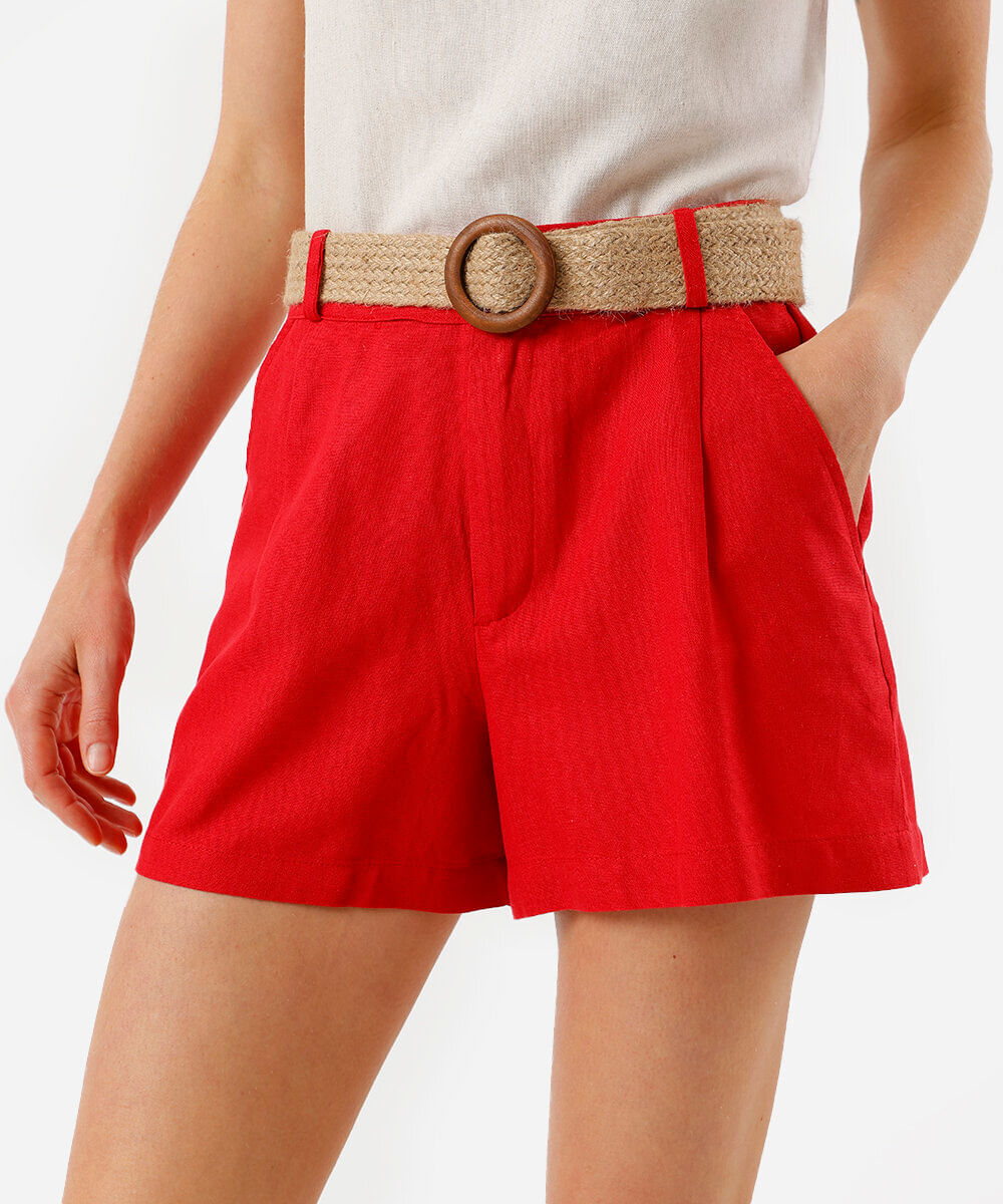 short feminino com linho cintura alta e cinto vermelho