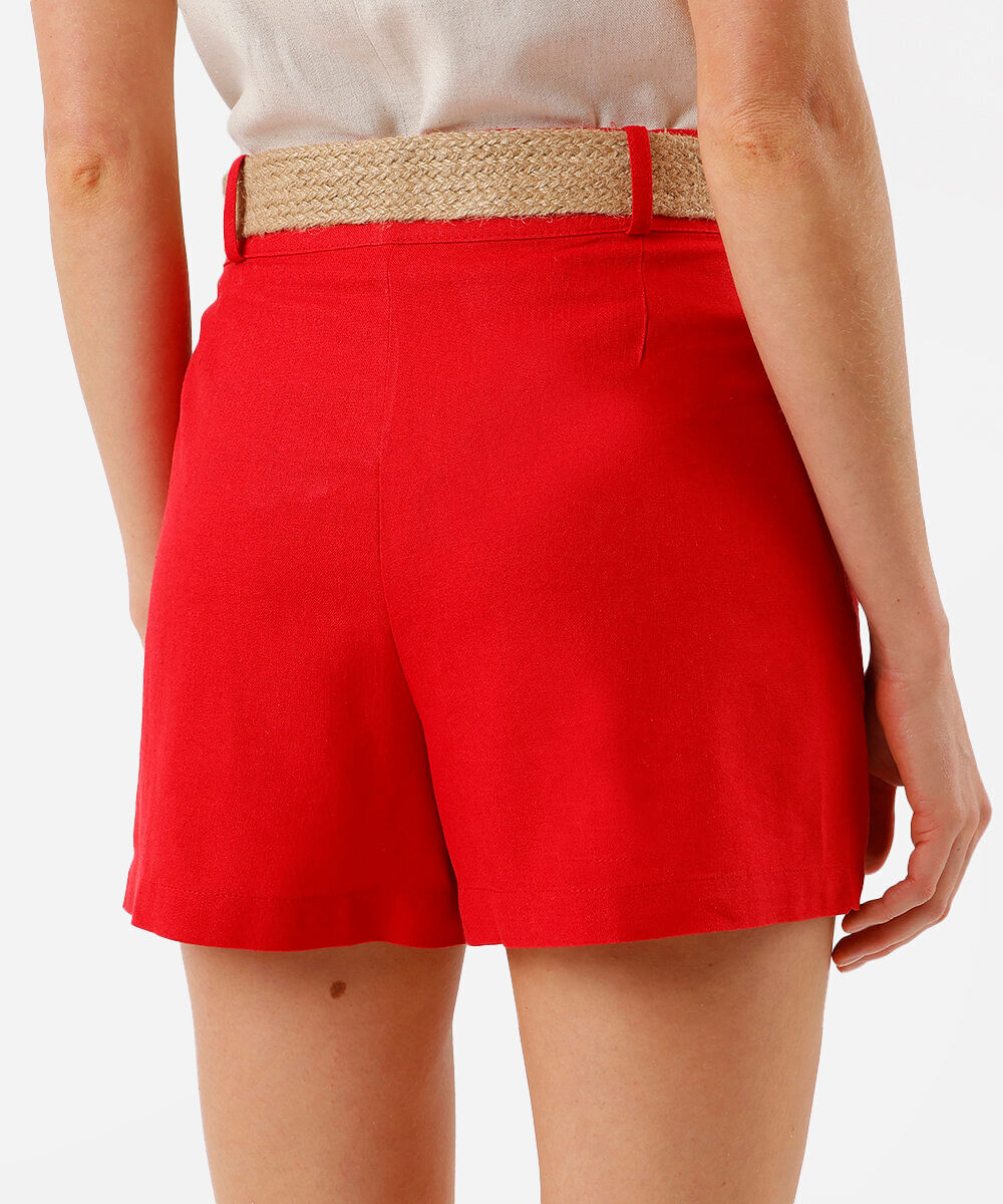 short feminino com linho cintura alta e cinto vermelho