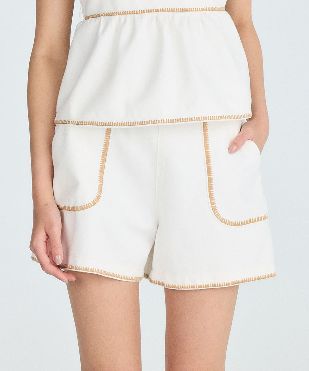 short reto feminino de sarja com bordado off white