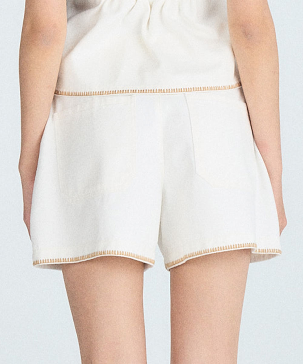 short reto feminino de sarja com bordado off white