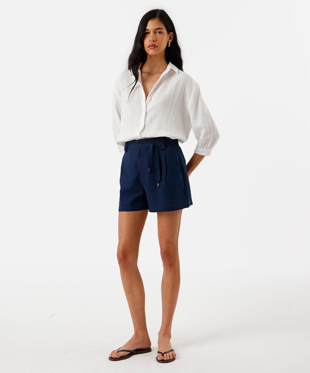 short feminino com linho e pregas azul