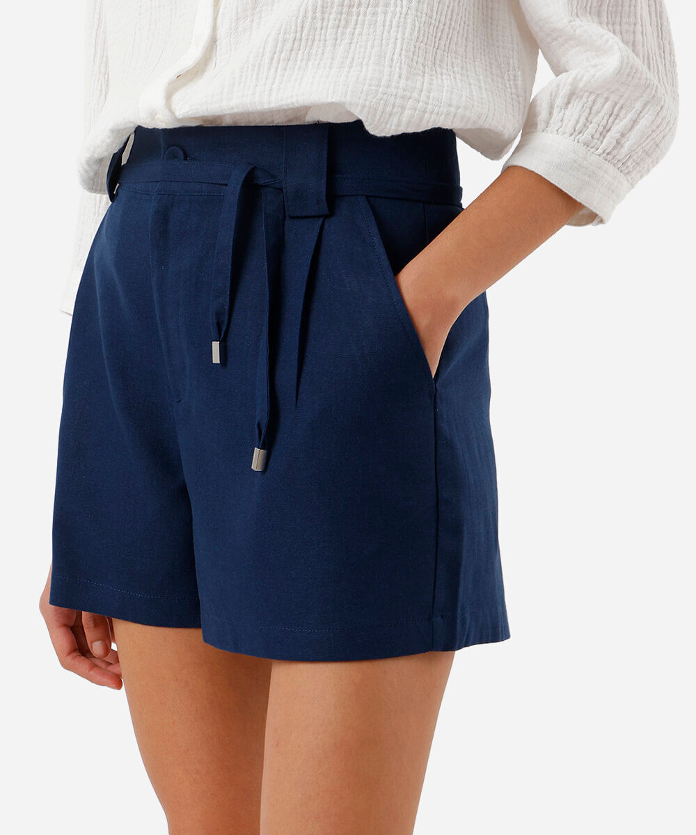 short feminino com linho e pregas azul