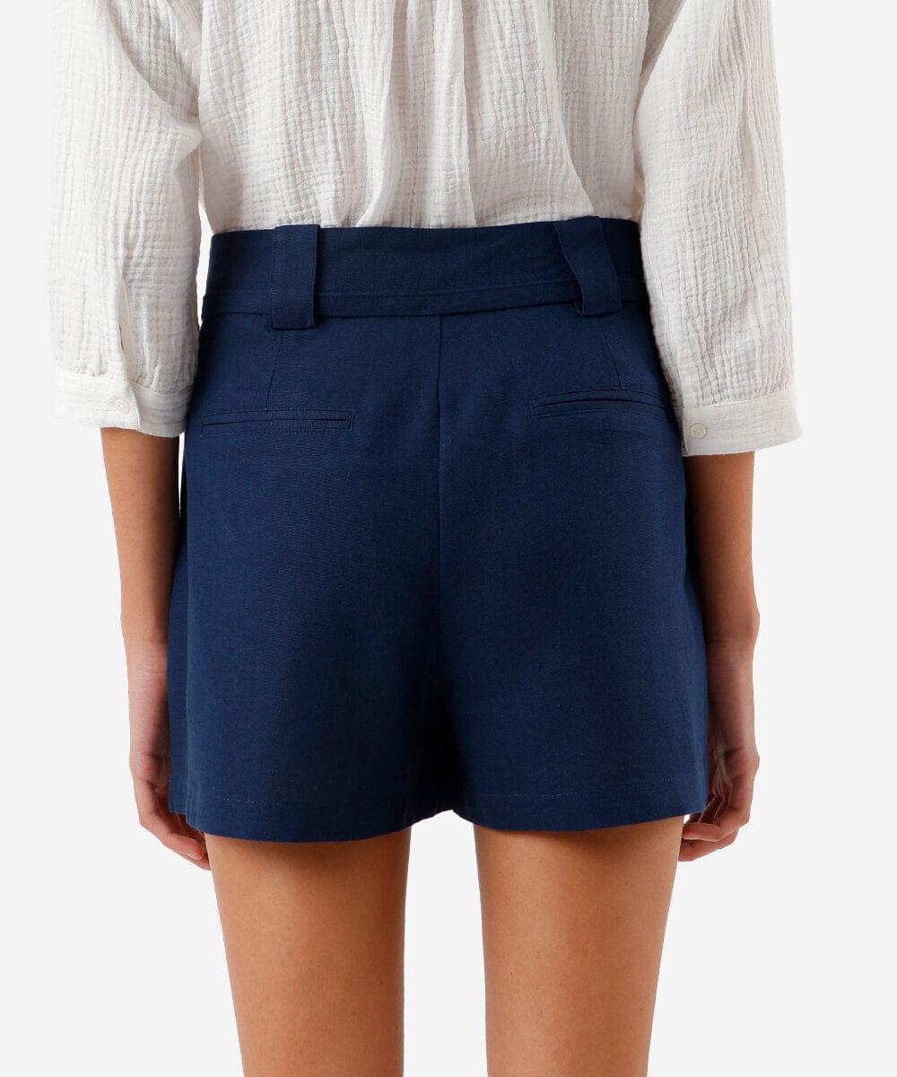 short feminino com linho e pregas azul