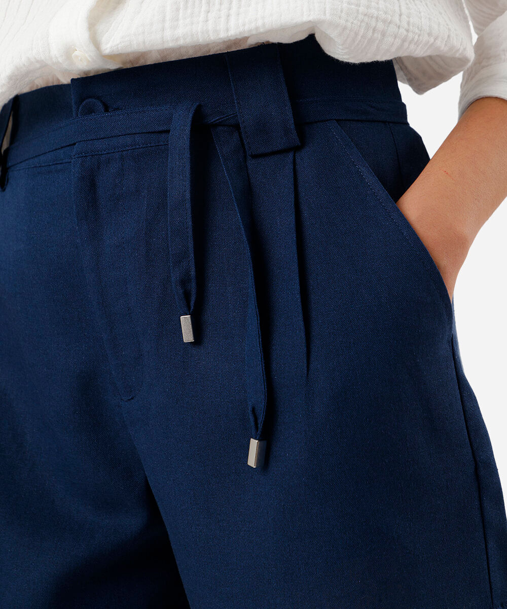 short feminino com linho e pregas azul