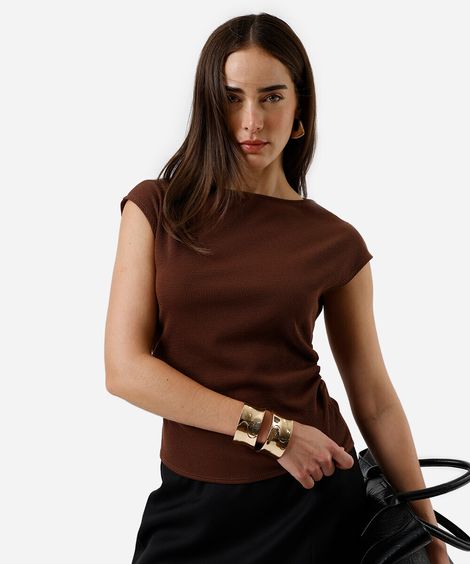 blusa feminina texturizada com pregas laterais marrom