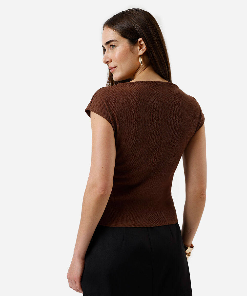 blusa feminina texturizada com pregas laterais marrom