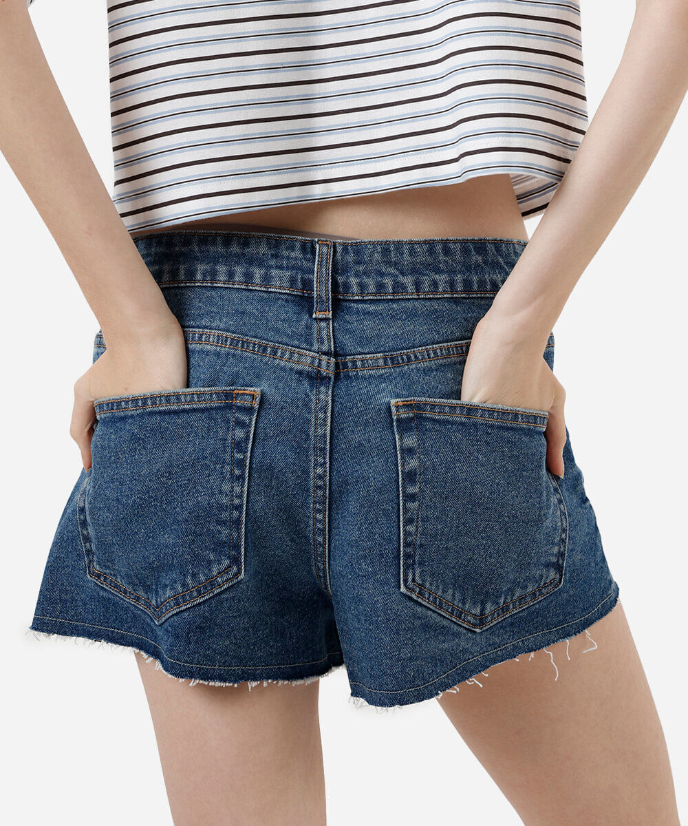 short curto feminino jeans com barra a fio azul