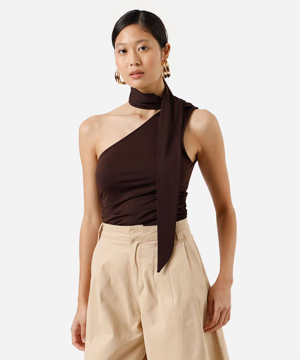 blusa ombro único feminina com lenço franzida marrom