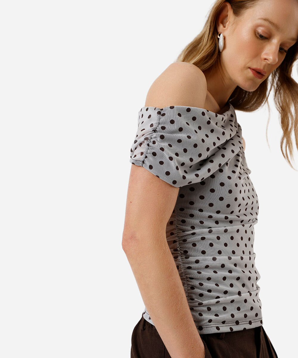 blusa assimétrica feminina de tule poá franzida off white