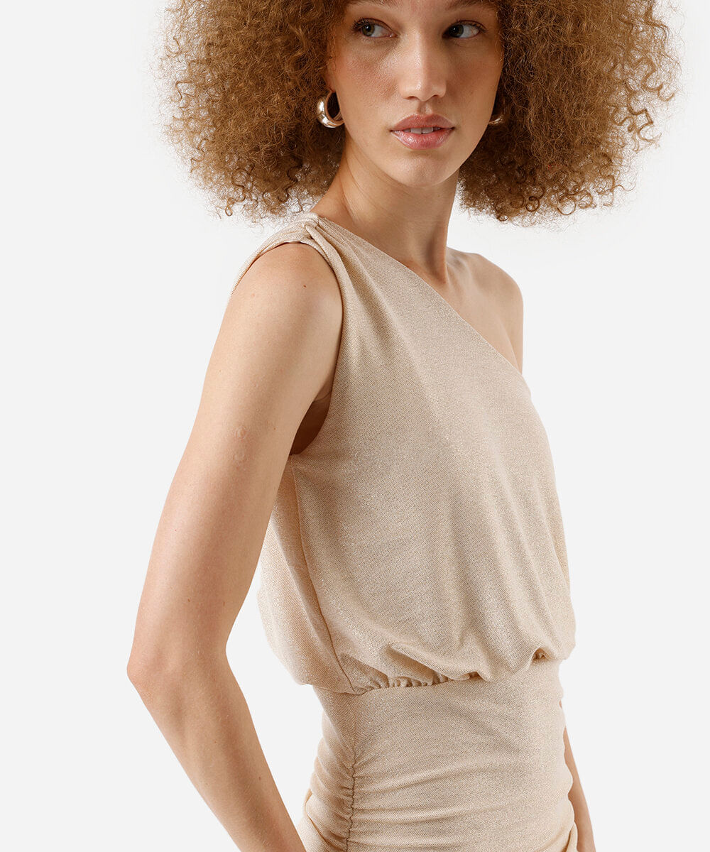 vestido curto feminino com lurex e um ombro só dourado
