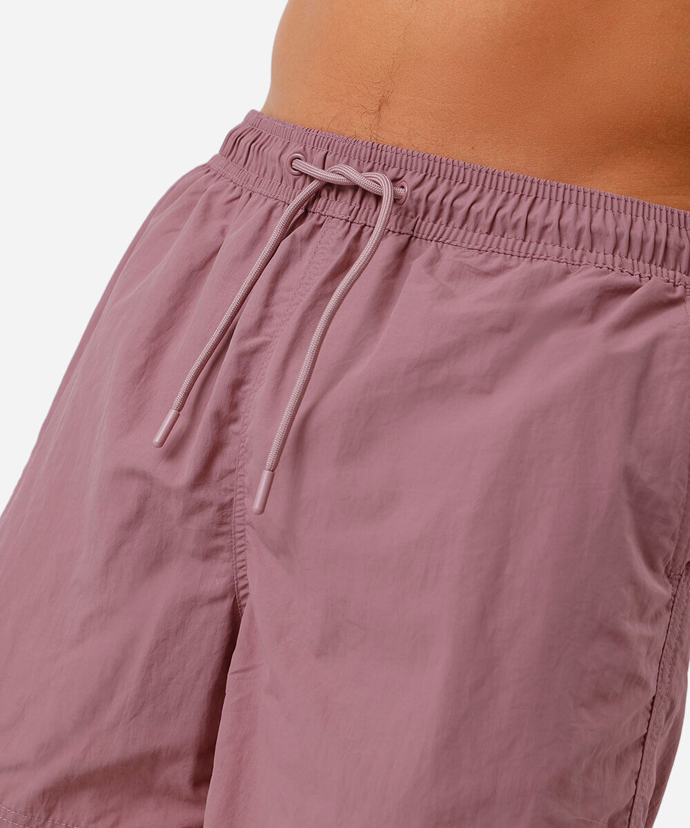 short masculino com bolsos e cordão rosa