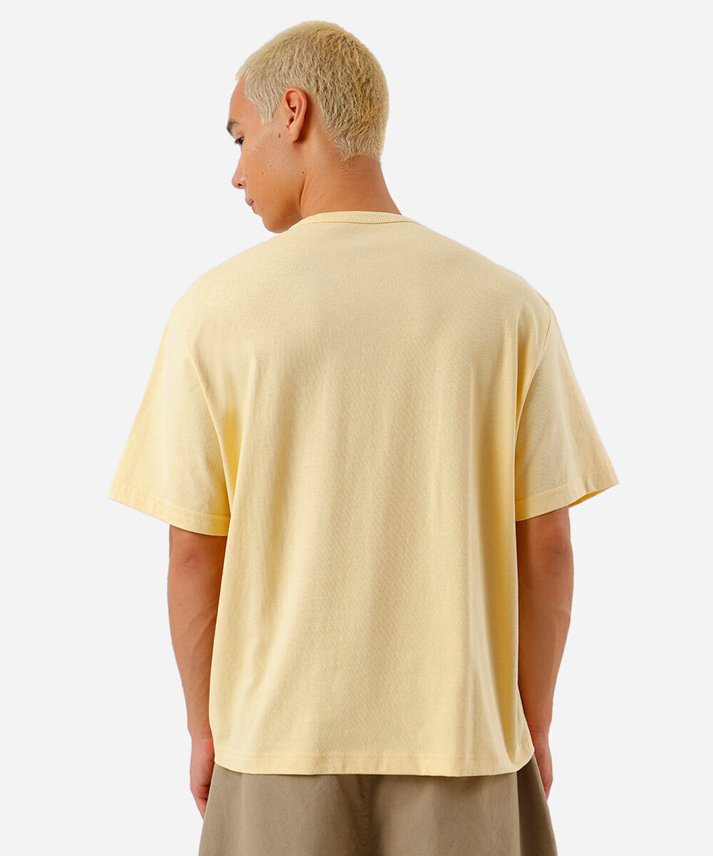 camiseta box fit masculina de algodão snoopy amarela
