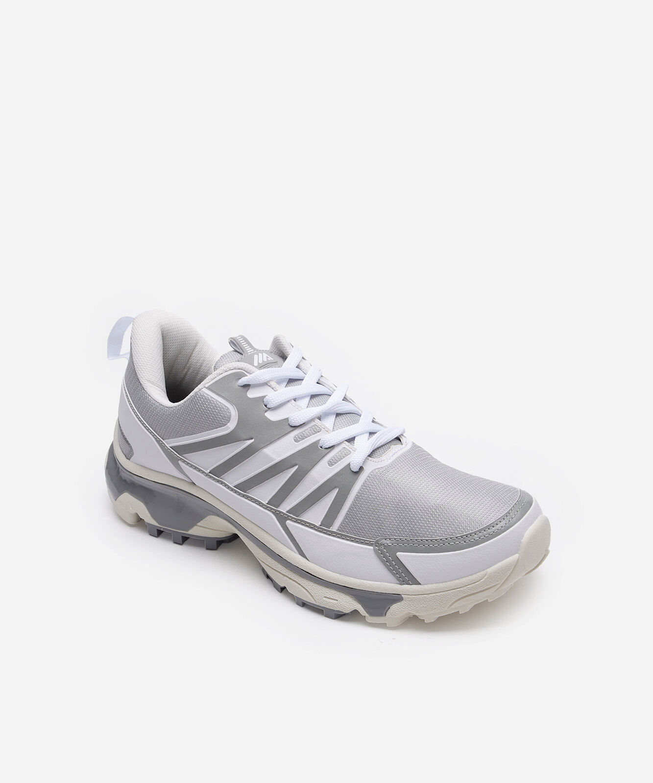 tênis esportivo com recortes cinza