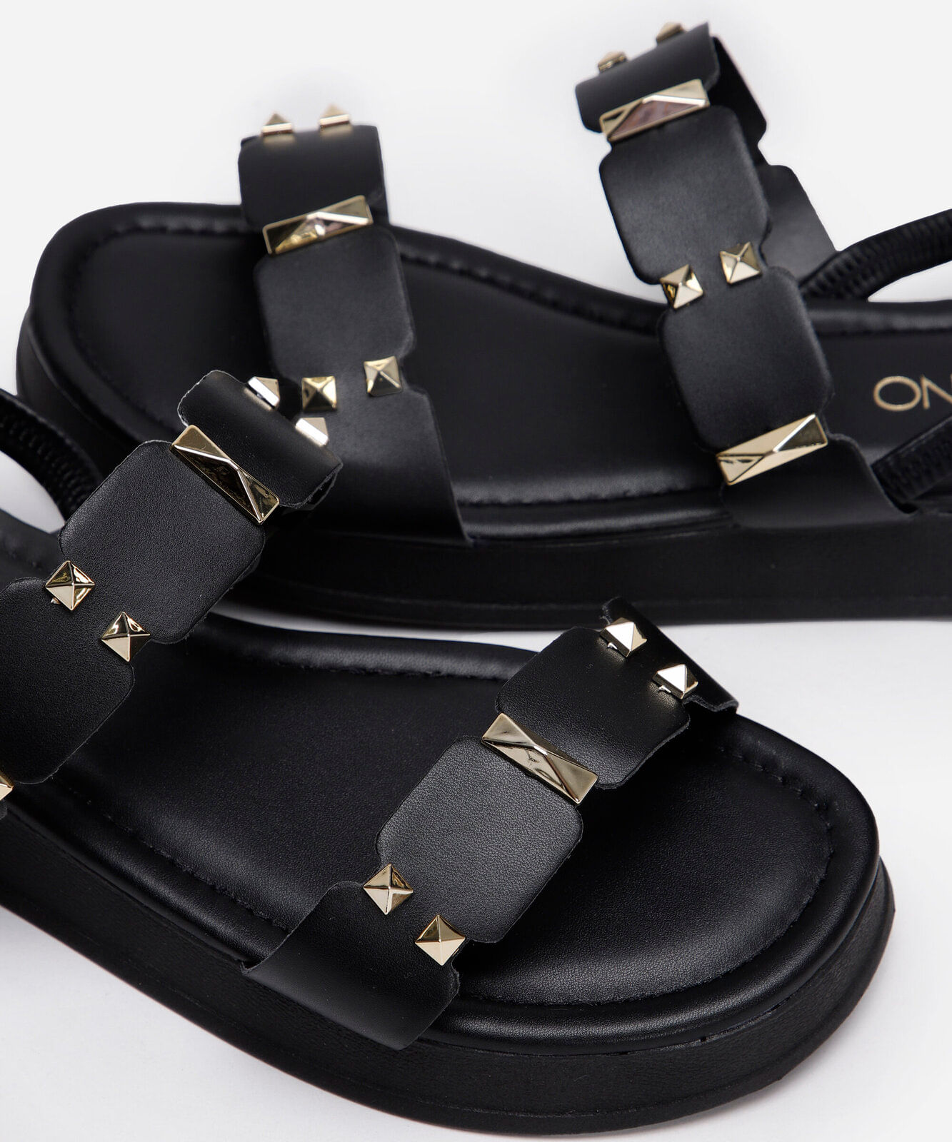 rasteirinha flatform com tachas via uno preta