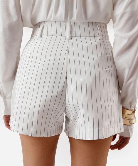 short de alfaiataria feminino com viscose e pregas listrado off white