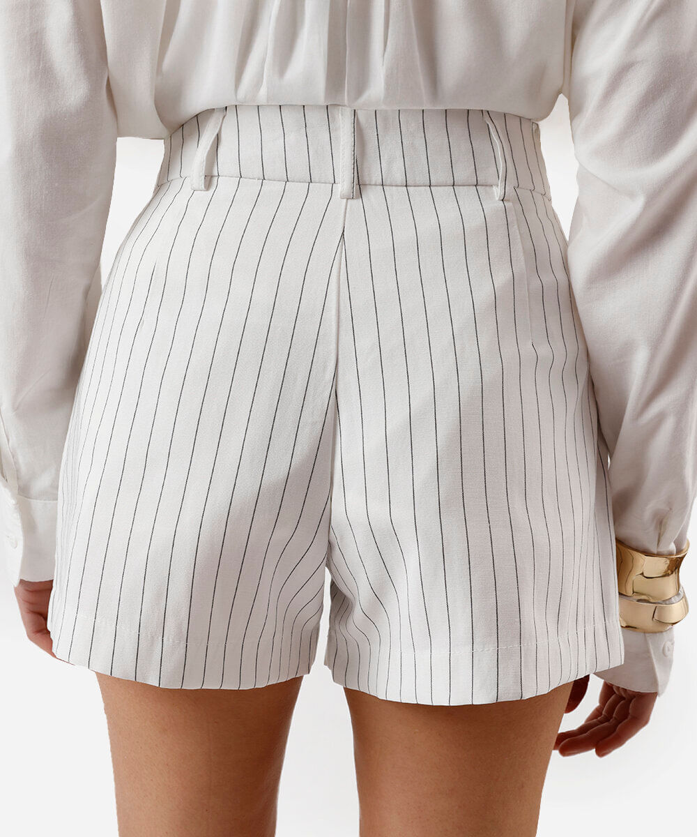 short de alfaiataria feminino com viscose e pregas listrado off white