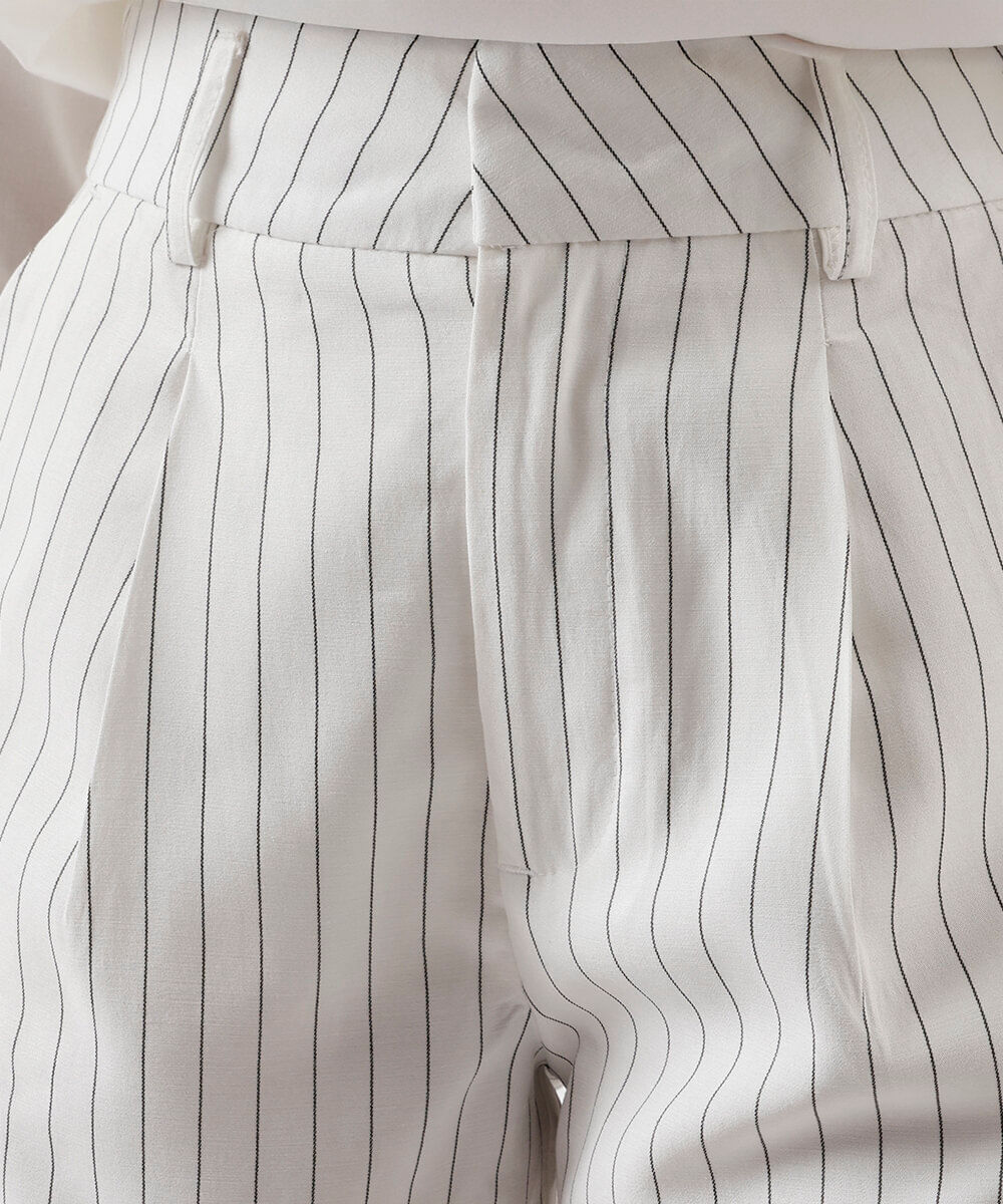 short de alfaiataria feminino com viscose e pregas listrado off white