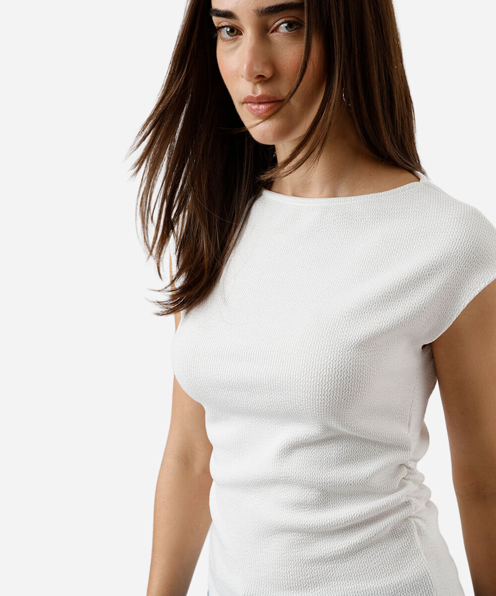 blusa feminina texturizada com pregas laterais off white