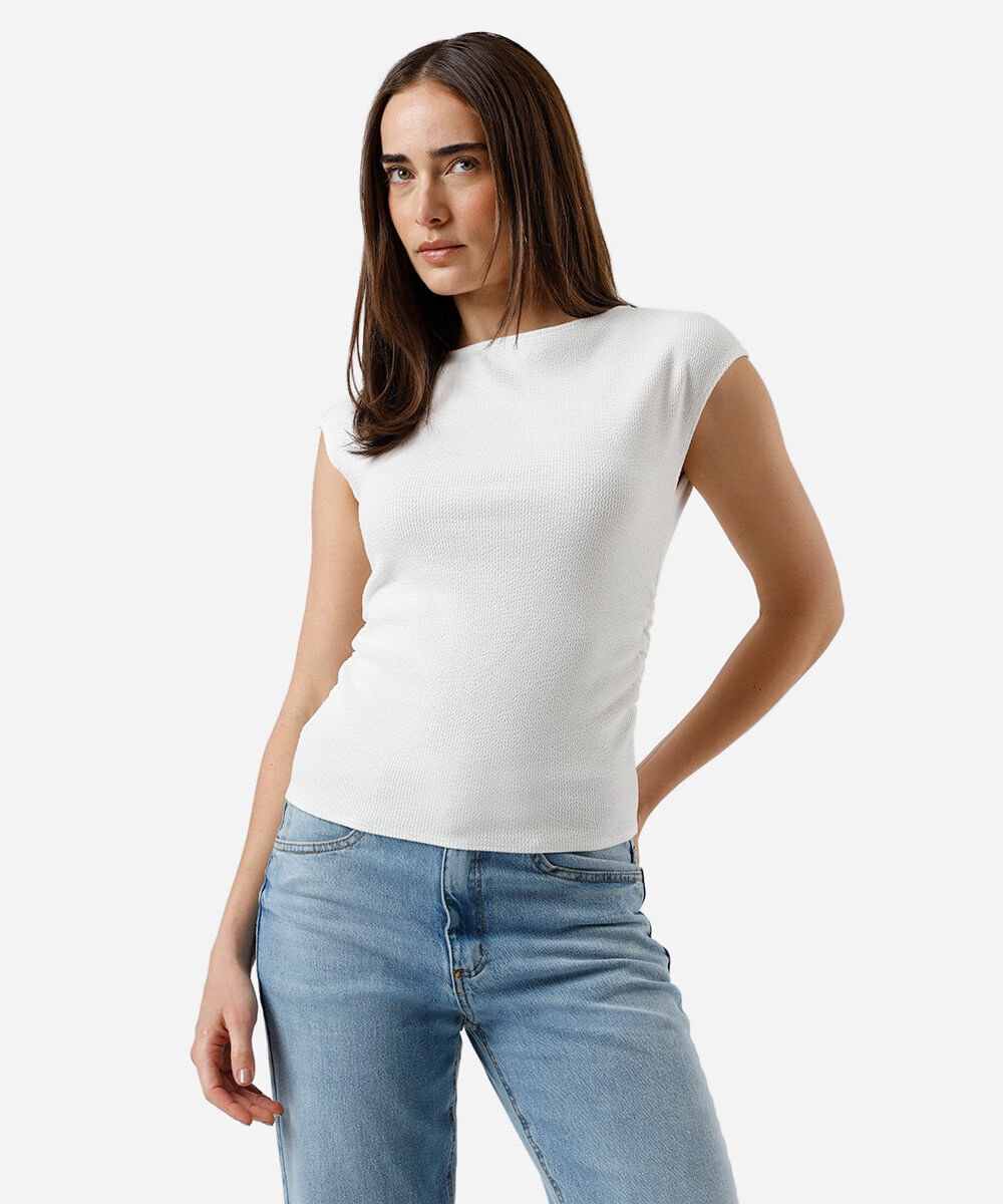 blusa feminina texturizada com pregas laterais off white
