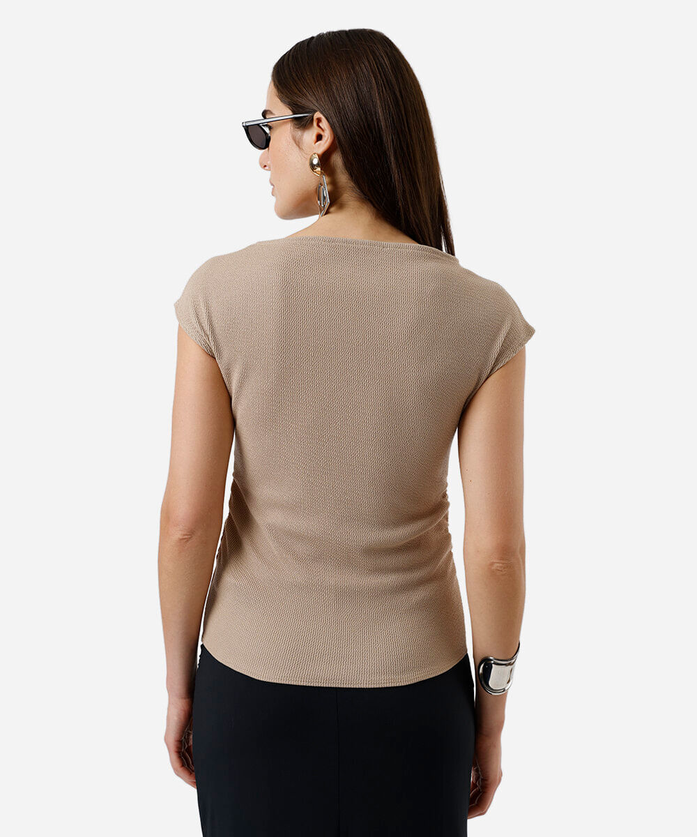 blusa feminina texturizada com pregas laterais bege