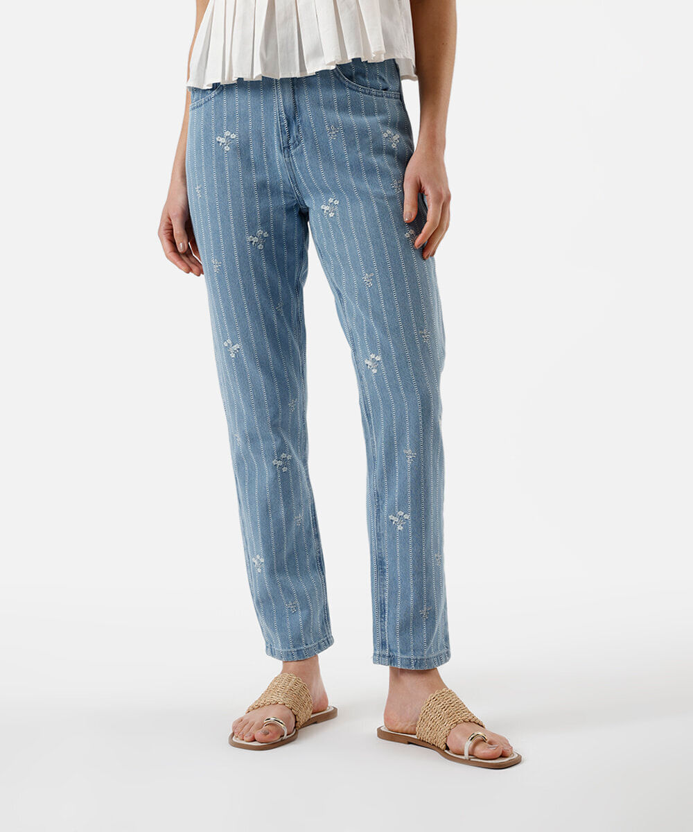 calça mom feminina jeans com bordado floral listrada azul