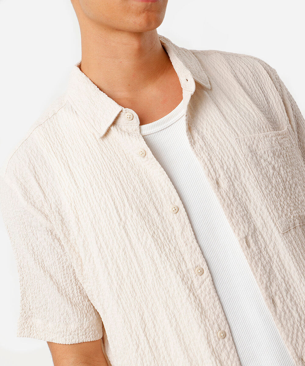 camisa masculina com bolso texturizada bege