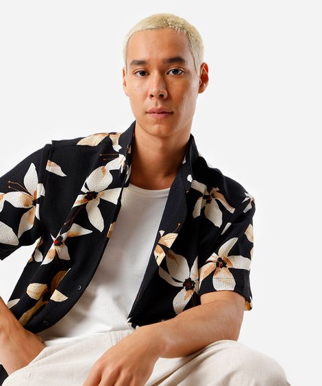 camisa masculina manga curta estampada preta
