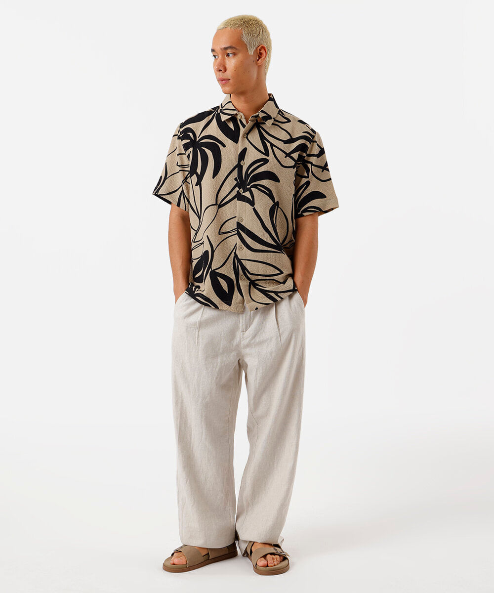 camisa masculina manga curta estampada bege