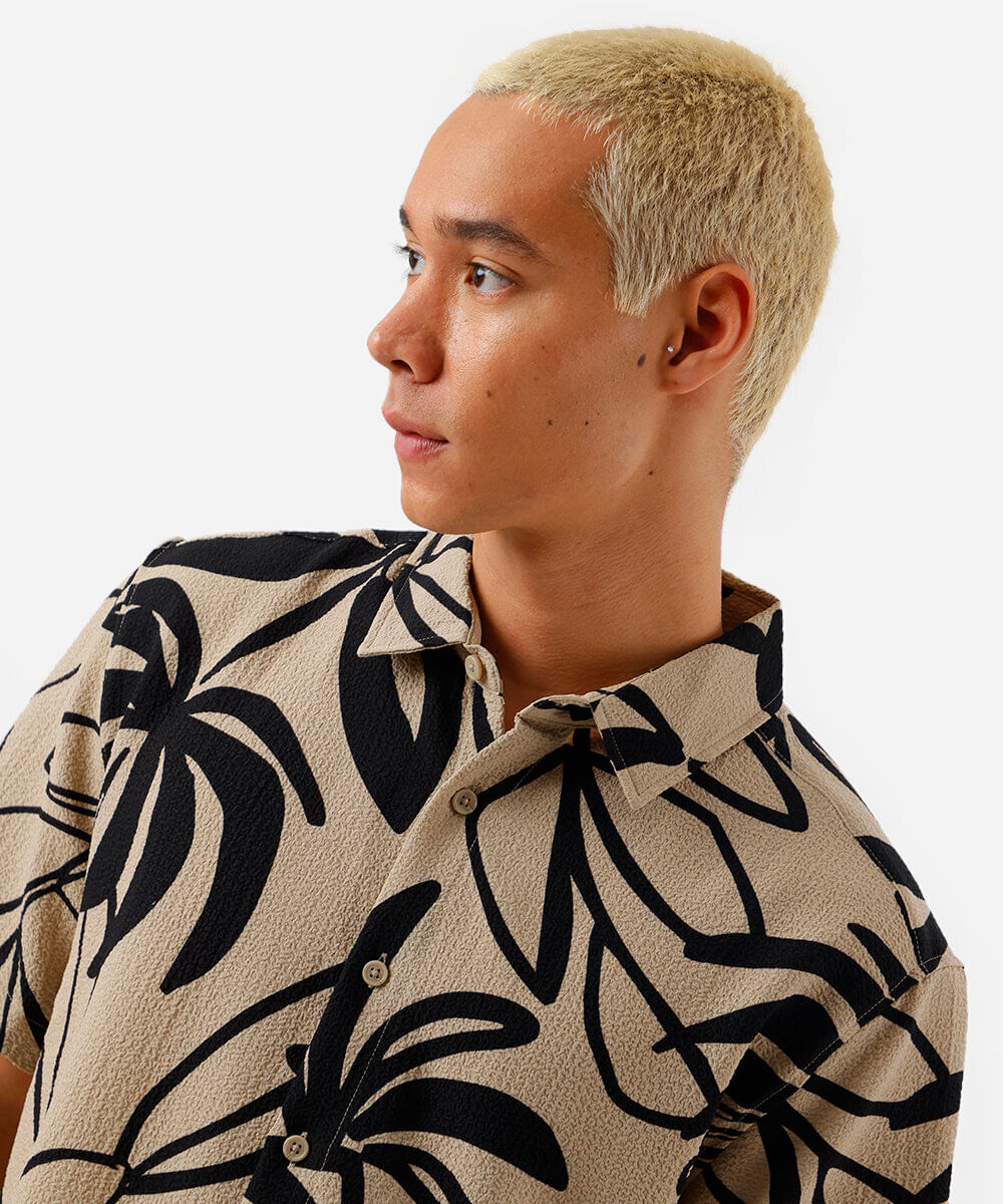 camisa masculina manga curta estampada bege