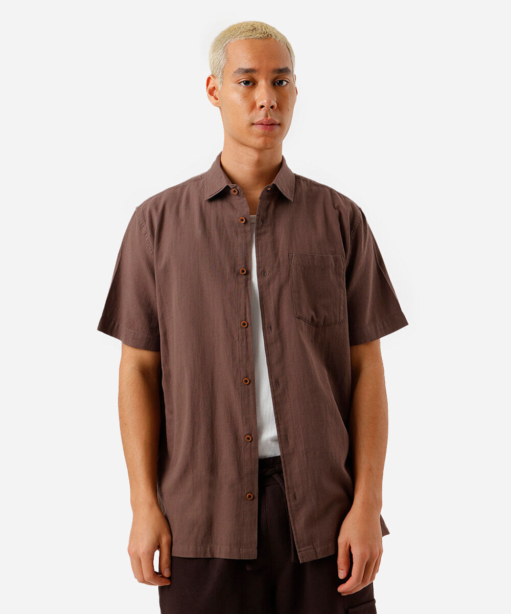 camisa masculina de algodão manga curta com bolso marrom