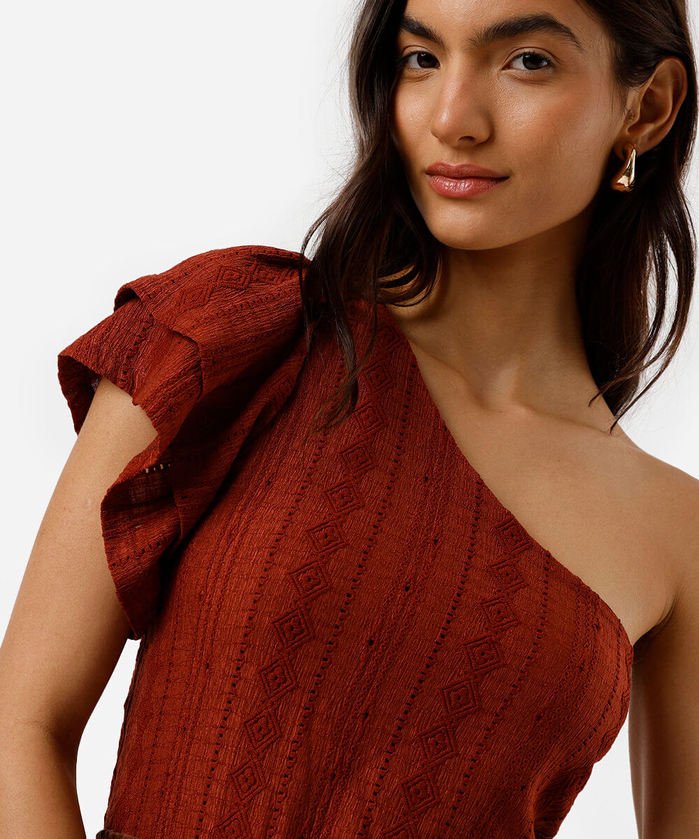 blusa ombro único feminina de laise com babados marrom