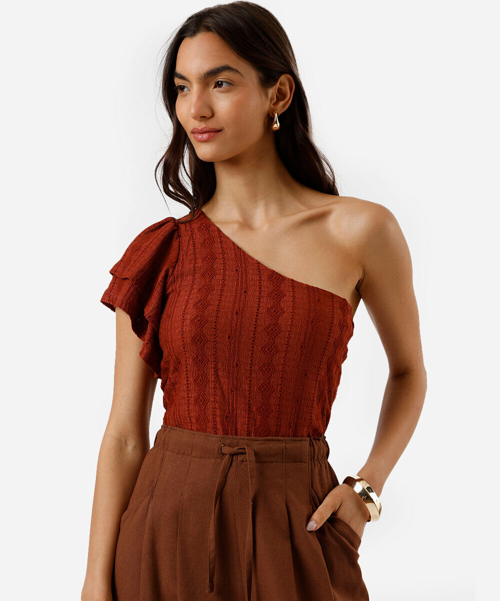 blusa ombro único feminina de laise com babados marrom